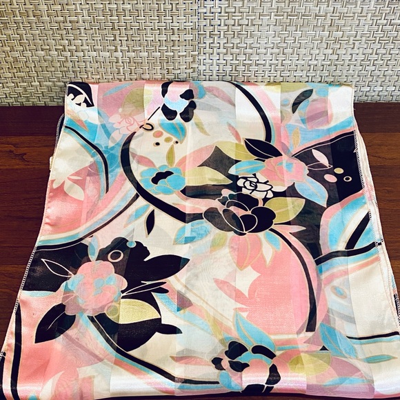 🌟3xHP🌟NWOT Floral Pink & Cream Satin Chiffon Scarf - Picture 4 of 7